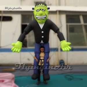 Meraviglioso personaggio dei cartoni animati della parata di Halloween, burattino gonfiabile di Frankenstein che cammina, vestito da mostro verde per eventi di carnevale