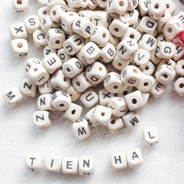 Perles en bois 500pcs / lot Alphabet naturel Lettre Cube Perles en bois 8x8mm 10x10mm pour la fabrication de bijoux Bracelet DIY Neklace Perles en vrac 169g