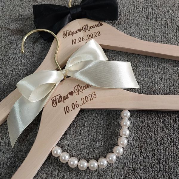 Percha de madera para boda, vestido de novia personalizado, conjunto de nombres personalizados para novia y novio 240201