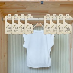 Houten babykastverdelers voor baby-peuterkledingorganisatoren van pasgeboren tot 24 maanden Schattige hangende tag voor pasgeboren Boho kinderkamerdecoratie Set van 8