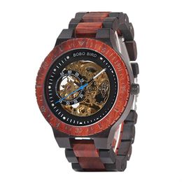 Montre mécanique en bois pour hommes avec boîtier au design rétro avec étiquette dorée à côté de la montre-bracelet automatique et multifonctionnelle250s