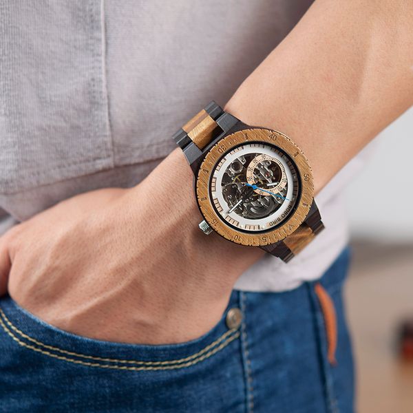 Orologio meccanico da uomo in legno con cassa dal design retrò con etichetta in oro accanto all'orologio da polso automatico e multifunzionale241c