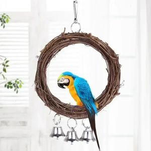 Stand d'oiseau jouet perroquet en bois jouant en bois swing anneau en bois pour les oiseaux suspendus avec des accessoires de cloche Toys Home Supplies 240528