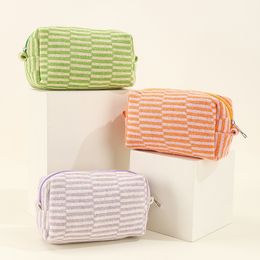 Sac cosmétique en tricot en laine Cross-Border Couleur de grande capacité Couleur à rayures Assortir le sac de rangement à plaid crayon crayon portable