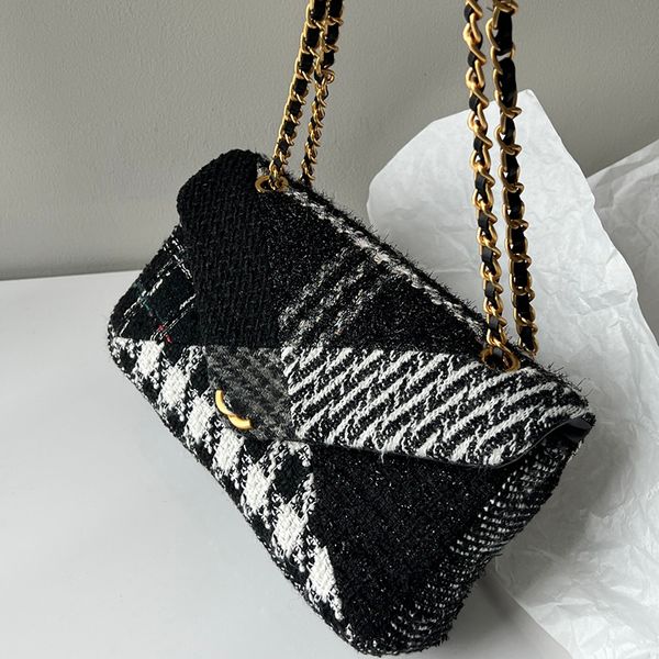 Bolso de lana Bolso de hombro para mujer de diseñador 26 cm Doble color Tweed Diamante Hardware dorado Broche de metal Tote de lujo Matelasse Cadena Bolso cruzado Bolsos de moda Sacoche