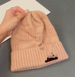 Boné de lã letras gorro de inverno chapéu masculino e feminino casal chapéu de malha pequeno ícone carta bonés atacado