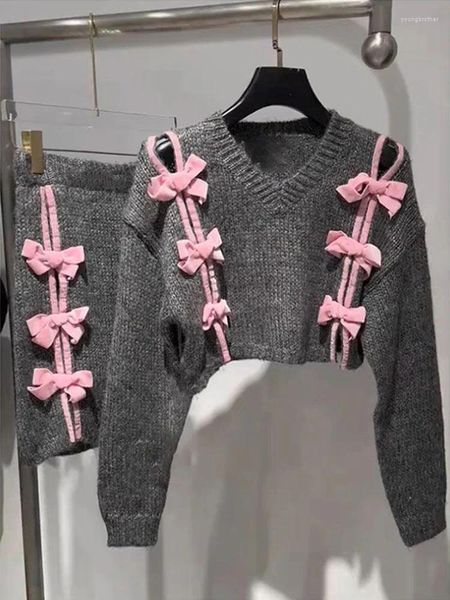 Vestidos de trabajo 2023 Arco coreano de punto Conjunto de 2 piezas Mujeres Suéter de manga larga Tops cortos Falda de cintura alta Traje Gris Casual Chándal