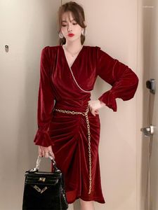 Werkjurken 2023 Retro Women 2 -delige sets Wine Red Pearl Puff Sleeve Tops Gold Chain Belt Folden Slit Midi Rok Femme Street feestkleding