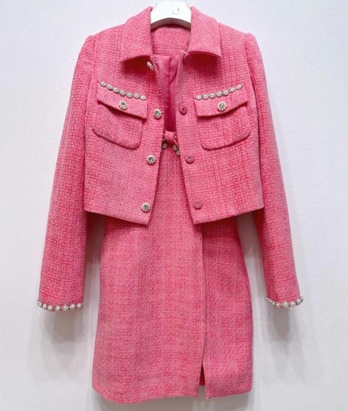 Vestidos de trabajo 2023 SS Color rosa oscuro con cuentas Conjuntos de dos piezas Bolsillos reales Abrigo corto con un solo pecho Arco Mini vestido sin mangas