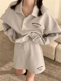 Robes de travail 2024 Automne Winter Grey Jirt Clets Femmes Lettre coréenne Imprimé sweat décontracté lâche et courts 2 pièces Set Polo T-shirt