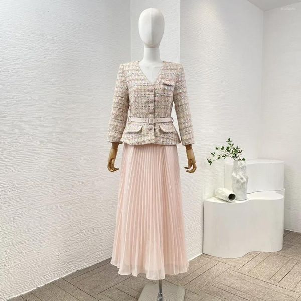 Vestidos de trabajo Colección de primavera 2024 Mujeres Albaricoque Tweed Manga larga Con cuello en V Chaqueta con lentejuelas brillantes y conjunto de falda midi plisada rosa