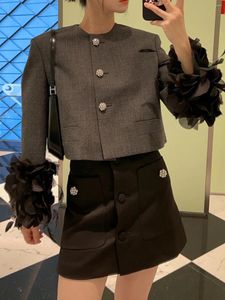 Robes de travail 2024 Printemps Luxury Femmes Plumes de haute qualité Machoir de veste grise avec mini jupe noire pour costumes féminins Gdnz 3.03