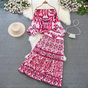 Vestidos de trabajo 2024 Spring Red and White Porcelana Impresión Festionada 2 piezas Set Sexy Women Off Shoulder Chiffon Tops sueltos Boho Falda larga Trajes