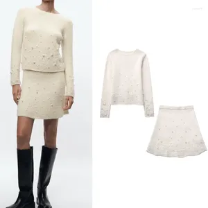 Robes de travail Pull tricoté orné de perles artificielles. Mini jupe. Ensemble de styles de mode printemps et automne 2024