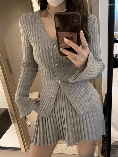 Robes de travail Automne Grey Treetted Gited for Women Korean Slim Short Cardigan Top High Fashion Jupe de la jupe de mode