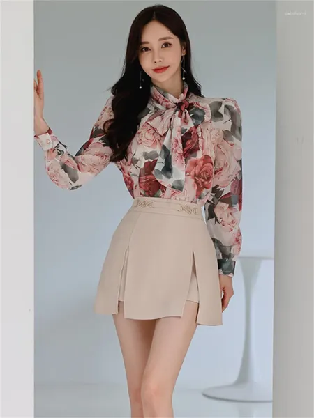 Vestidos de trabajo Otoño Office Lady Conjunto de dos piezas para mujeres Elegante con cordones Camisa de impresión de arco Blusa Split Sexy Mini Falda Trajes Coreanos