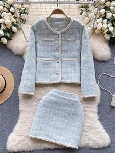 Robes de travail automne hiver sweet perles tweed deux pièces ensembles à plaid pour femmes simples à poitrine de veste à perles de veste et mini-jupe en laine