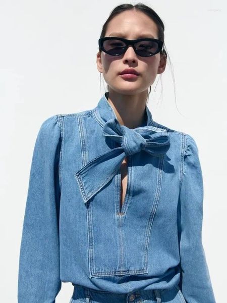 Robes de travail Blue rétro Denim Set Femme Spring and Automn Design Bow Embellifhed Shirt With High Waited Cape Jirt