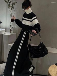 Robes de travail Suit de sport décontracté pour femmes sweat à capuche en noir et blanc de la jupe de mante
