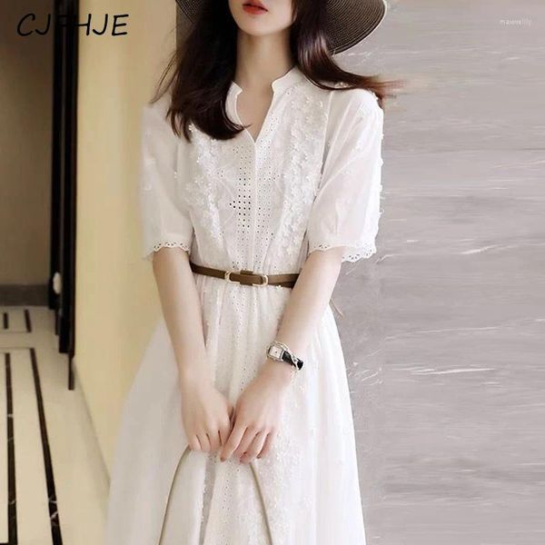 Robes de travail Cjfhje Summer Elegant Fashion Blanc Broiderie Robe creux Madames Cornite courte Robe en coton sucré à manches courtes Corniteux A-Line