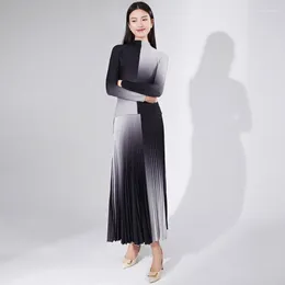 Werkjurken Cozok Elegant Women Fashion Gradient Color Long Sleeve geplooide T-shirt Tops Bottom Casual All-match rok WT353