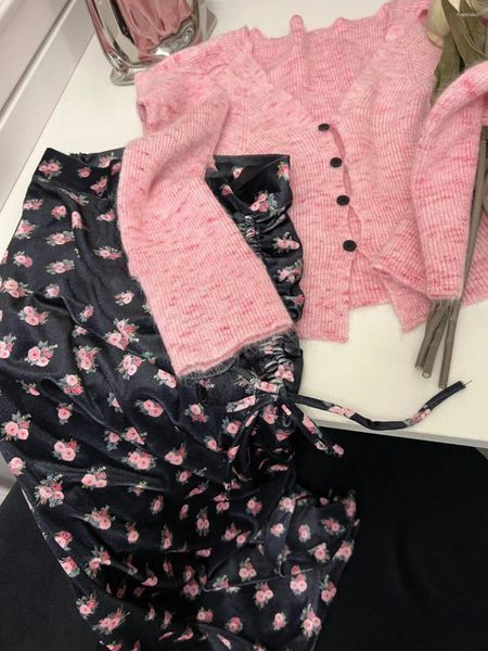 Vestidos de trabajo Moda Envejecimiento Un conjunto completo de 2023 Cubierta fina de primavera Puente de punto de carne Falda floral de medio cuerpo Falda de dos piezas Marea