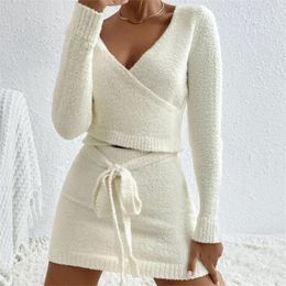 Robes de travail Fashion Knitted Mini jupe Ensemble de toppie courte à manches longues Bodycon Cross en V Contrain en V Velles Bandage Bandage des femmes