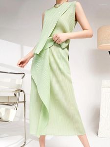 Robes de travail Green Elegant Two-Piece Sets Femmes O Coul sans manches Couleur solide Irréguleux T-shirt Longe de genou 2024 Mode d'été
