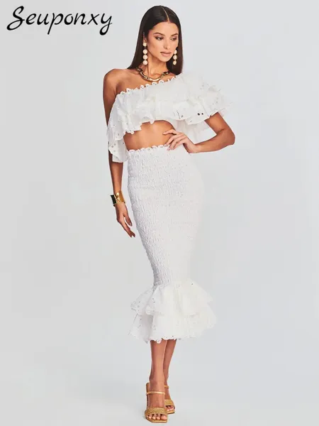 Robes de travail de haute qualité 2024 Fashion Fashion White's White 2 Piece Set Sexy One épaule à manches courtes Top Ruffled Midi Jirt Party