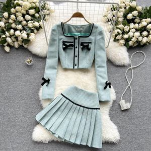 Vestidos de trabajo Alta calidad Otoño Invierno Tweed Conjunto de dos piezas Mujeres Sweet Bowknot Crop Top Chaqueta Abrigo Mini falda plisada Trajes Ensemble Femme