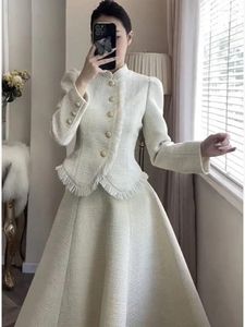 Robes de travail Haute Qualité Mode Blanc Deux Pièces Ensemble 2024 Automne Élégant Boutonné Glands Hauts Jupe Longue Ensembles Vintage Femmes Tenues Costumes