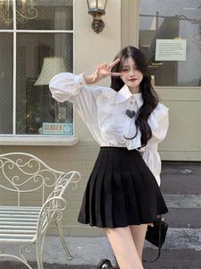 Vestidos de trabajo Moda de Corea Mujeres dulces Conjuntos de 2 piezas Chic Camisa blanca de manga larga Mini falda plisada Trajes 2023 Ruffle Bouse Dos piezas