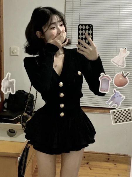 Vestidos de trabajo Moda coreana V-NCK Manga larga Cárdigan de punto negro Y2K E-Girl Faldas cortas fruncidas de cintura alta 2024 Conjuntos de dos piezas