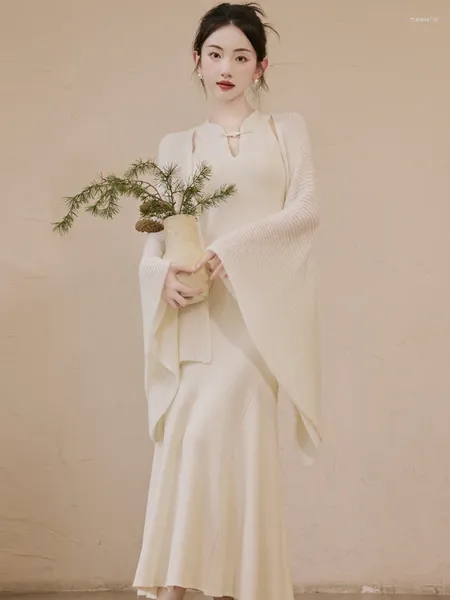 Vestidos de trabajo Liuyang White Moonlight French Lazy Cape Cardigan con moda Otoño Diseño Sense Fishtail Cheongsam Vestido de punto Mujer