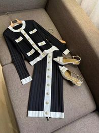 Robes de travail Designer de luxe Pull tricoté Jupe Midi Ensemble de deux pièces pour femmes 2024 Vêtements d'automne Vintage Conjuntos Para Mujeres 2 Piezas