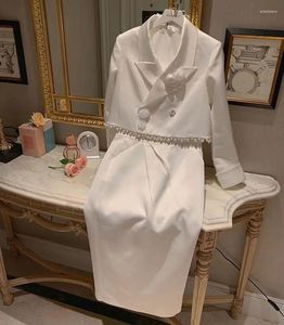 Robes de travail Luxury Spring White Blazer 2 pièces Set Femme Designer Femmes Notched Appliques perlées florales