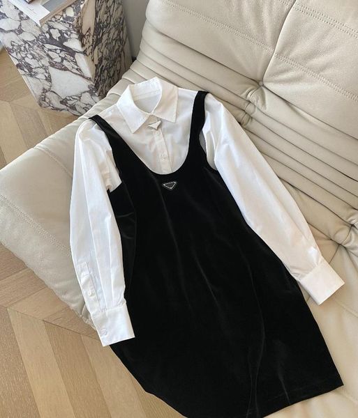Vestidos de trabajo Insignia invertida de metal Camisa de algodón Tirantes de terciopelo negro Falda Traje821