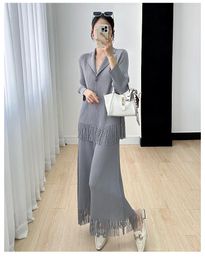 Robes de travail Miyake Mode Femmes 2024 Automne Design Sense Élégant Gland Solide Manteau Top Crop Bottom Wear