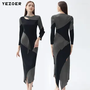 Werkjurken Miyake Geplooide StreepTweedelige set Contrastkleur Dames Sexy Zomer V-hals Trui Laag uitgesneden feest-T-shirt SlimBag Hippe rok