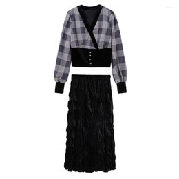 Robes de travail PEUT-ÊTRE U Femmes Vintage Plaid Col En V Bouton À Manches Longues Pull Empire Midi Velours Jupe Plissée Deux Pièces Ensemble Élégant T0065