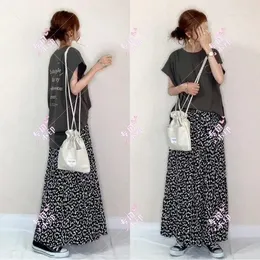 Robes de travail printemps 2024 Japonais et coréen Femmes Vêtements Femaletwo Pièces: High Fashion T-shirt Tops Jupe imprimée