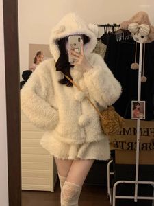 Robes de travail Sweet Girl Costume en peluche Femmes Hiver Ours Oreilles À Capuchon Manteau En Laine D'agneau Taille Haute A-ligne Jupe Courte Ensemble Deux Pièces Vêtements Féminins