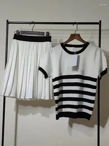Robes de travail Pull à rayures vintage T-shirt à manches courtes Twirt 2024 Été pour la jupe plissée à taille haute pour femmes