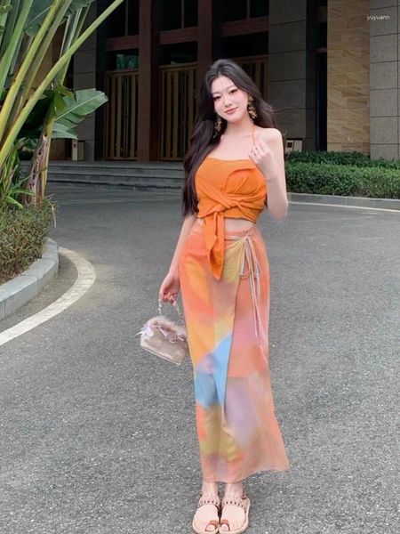 Robes de travail Femme Set Summer Resort Style Two-Piece Sexy Shevelless Sheat Top et Orange Tie-Dye Design Niche Long Jirt 2024