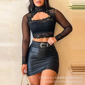 Robes de travail Femmes 2pcs Vêtements Suit Spring Summer en dentelle Couleur continue à manches longues Blouse Hollow Out Sexy High Taies Pu Leather Jirts