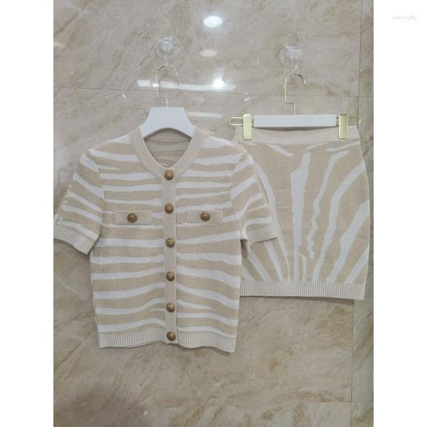 Vestidos de trabajo Conjunto de punto de verano para mujer 2023 Cadena de oro de alta calidad Tira blanca Chaquetas de punto de manga corta Mini falda