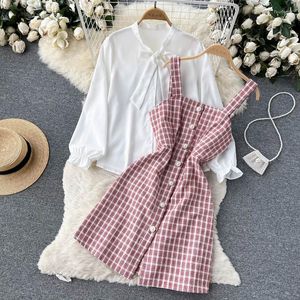 Werkjurken Women Two Piece Set 2023 Koreaanse mode boog vastgebonden kraag witte blouse spaghetti riem met één borsten mini tweed pakken