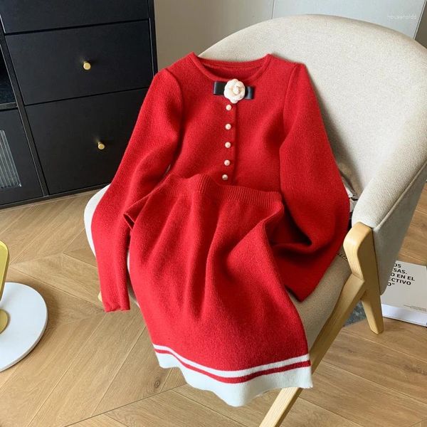 Robes de travail Année de Noël Rouge Tricoté 2 Pièces Ensemble Printemps Femmes Camélia Fleur Perle Bouton Pull Cardigan Mini Jupe Rayée Costumes