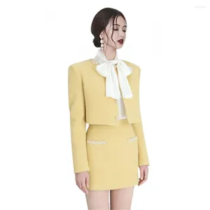 Robes de travail Jaunes dames petits parfums Suit en manteau court printemps 2024 Tempérament de luxe en jupe en deux pièces.