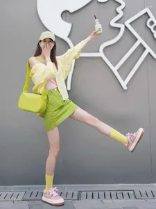 Werk jurken geel shirt en rokset mooie zomeroutfit met een van modieuze kleding stijlvolle y2k